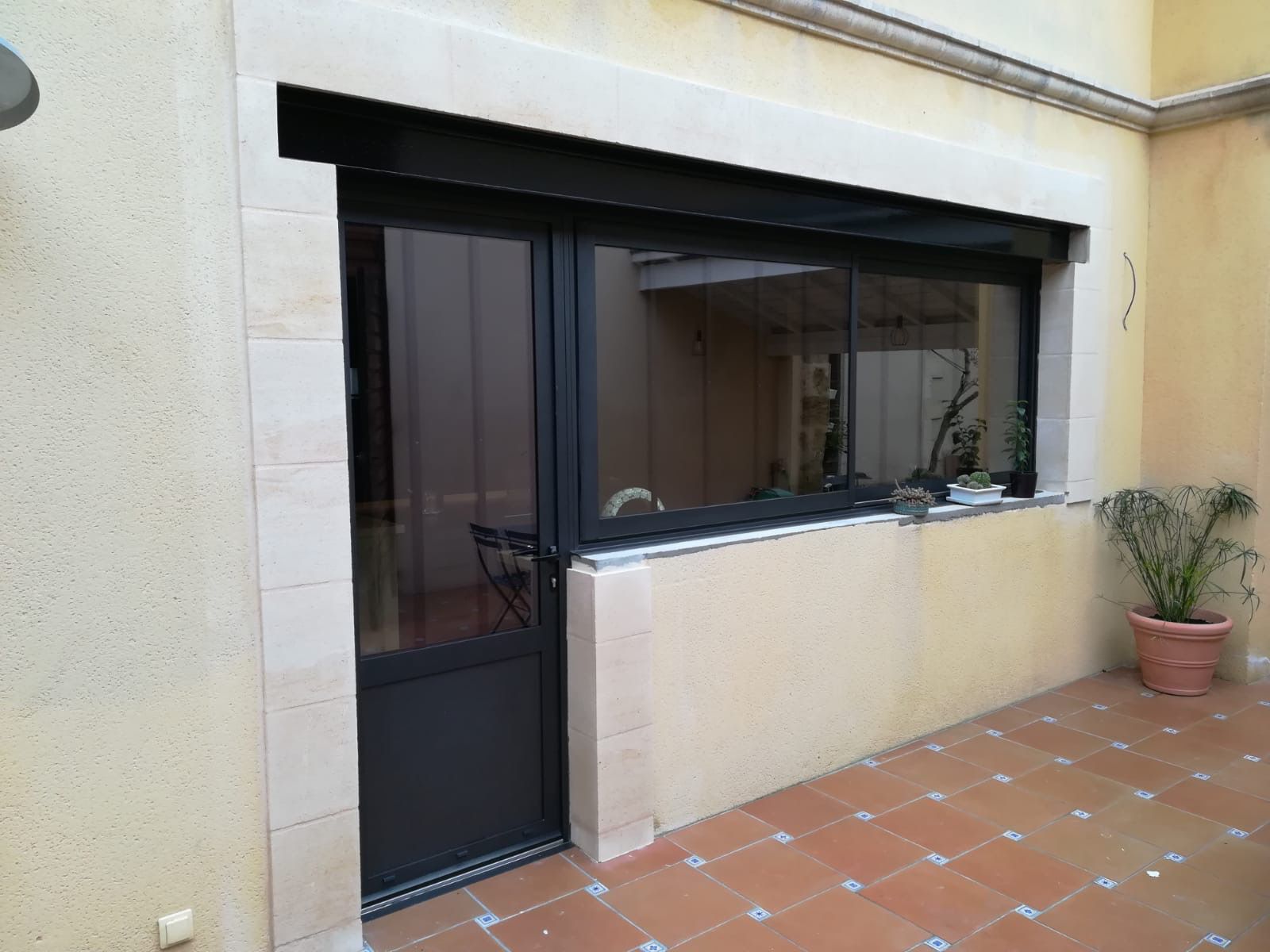 Rénovation avec ensemble vitré et menuiserie aluminium anthracite sur mesure