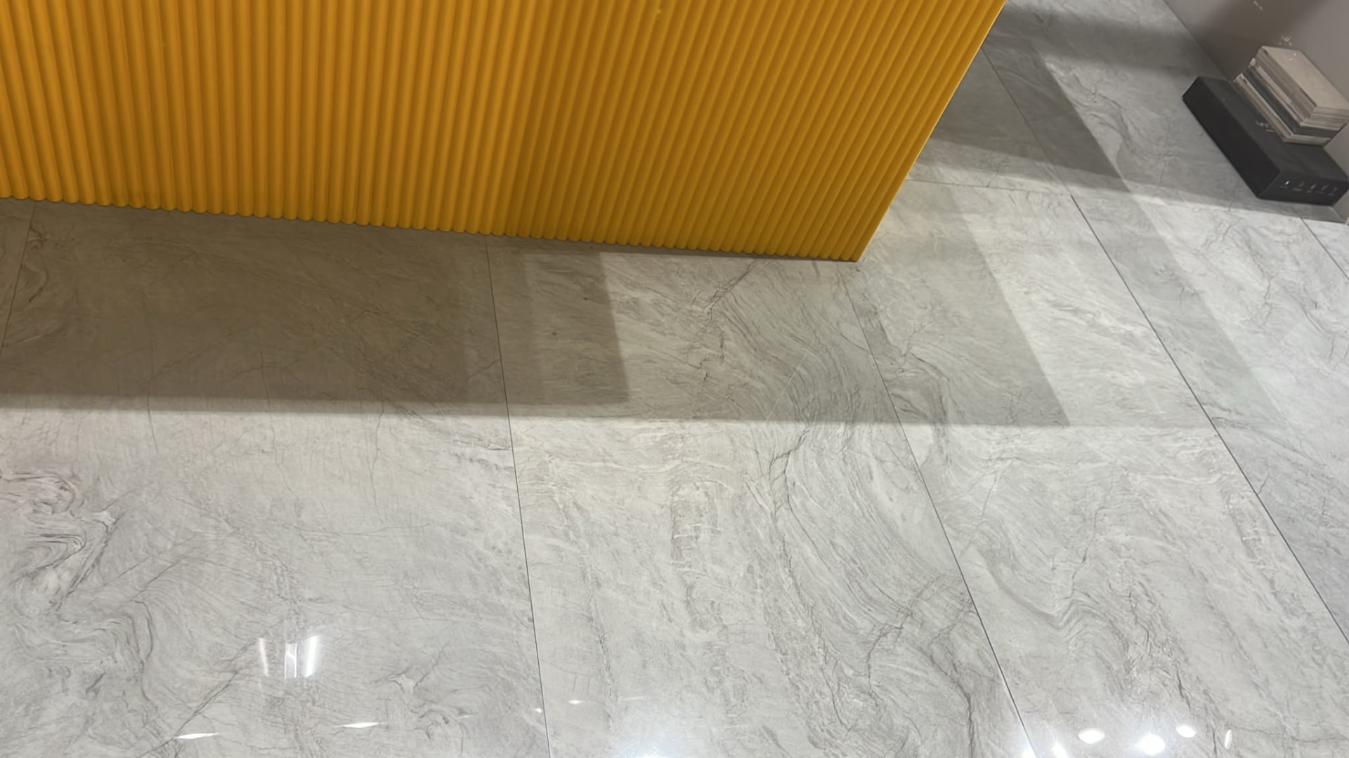 Carrelage blanc veiné brillant posé au sol