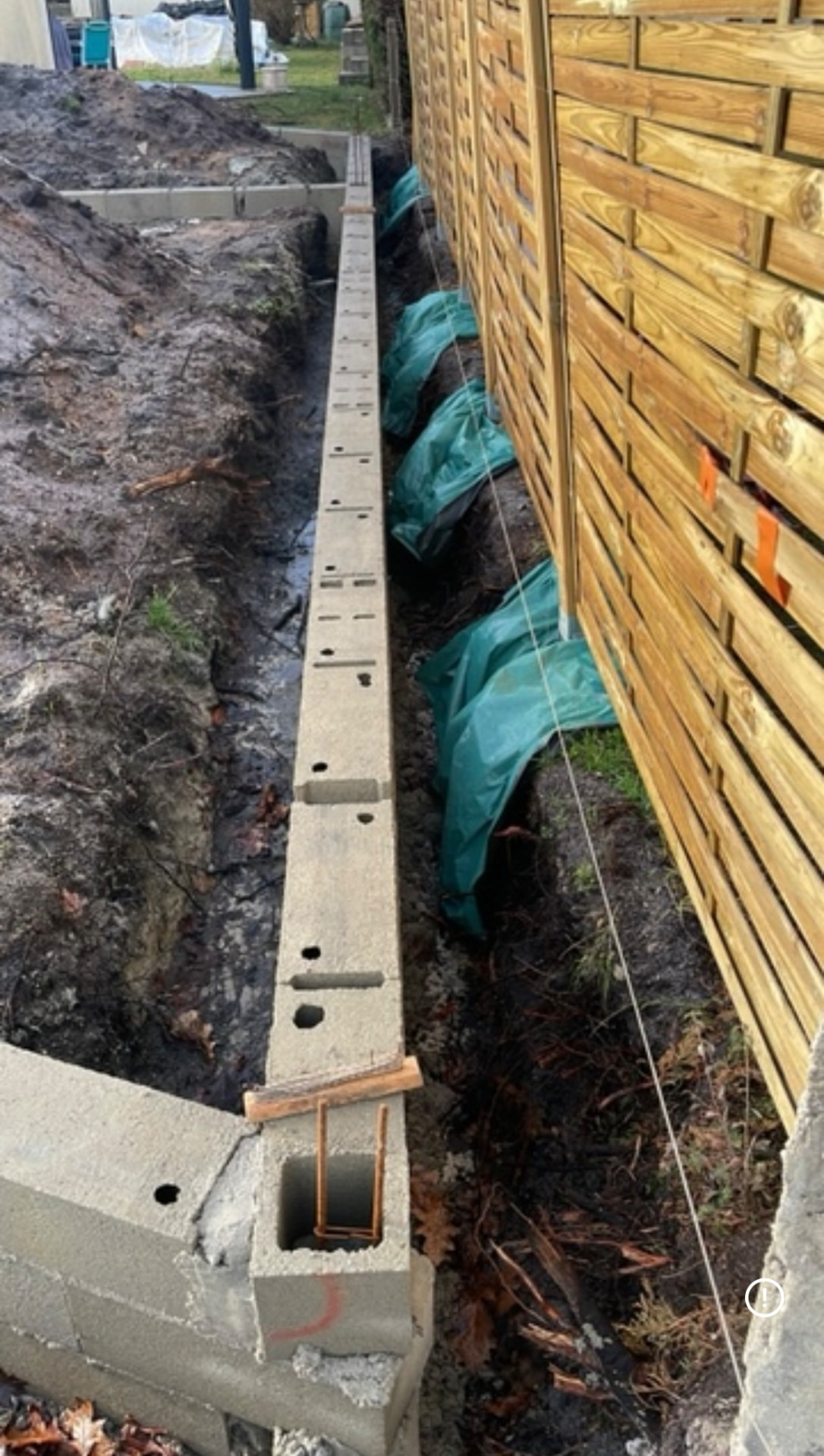 Fondations et chaînage en cours sur un chantier d'extension