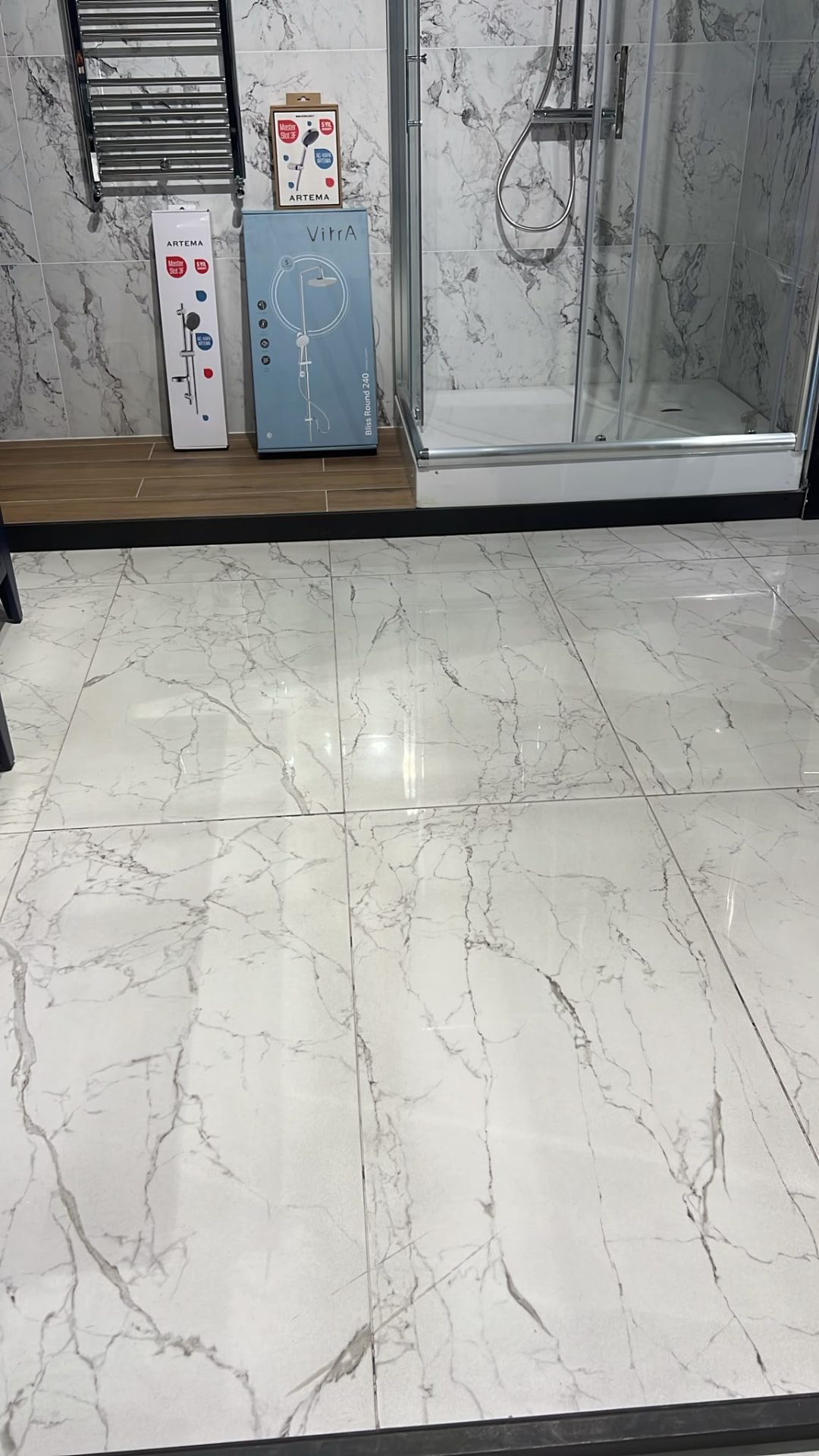 Sol et mur en carrelage effet marbre blanc dans une salle de bain