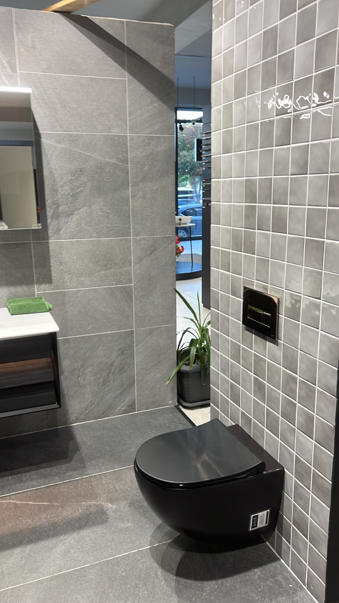 Salle de bain aux gris ardoise avec WC suspendu noir et mosaïque
