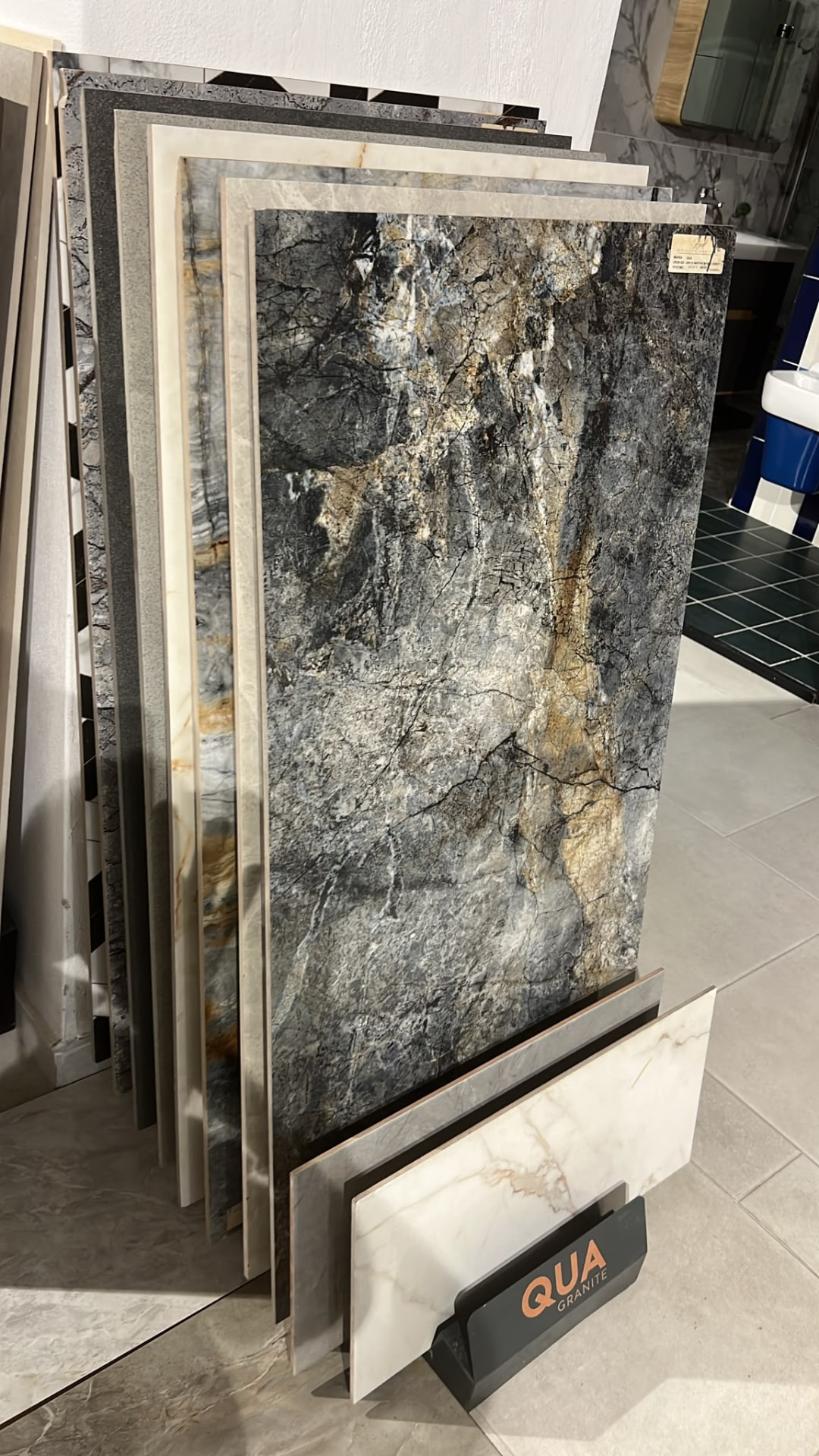 Dalle effet granite bleu et or sur présentoir