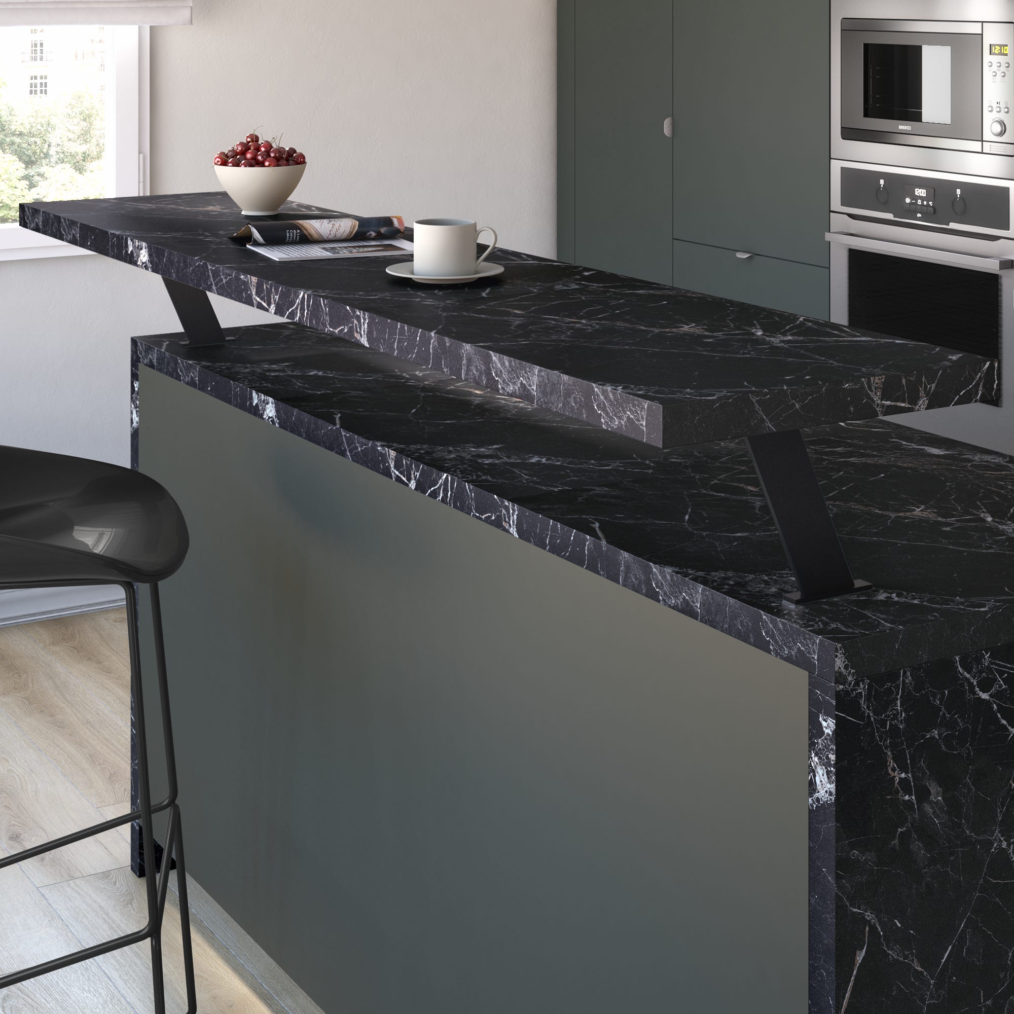 Plan bar en marbre noir sur cuisine vert sauge