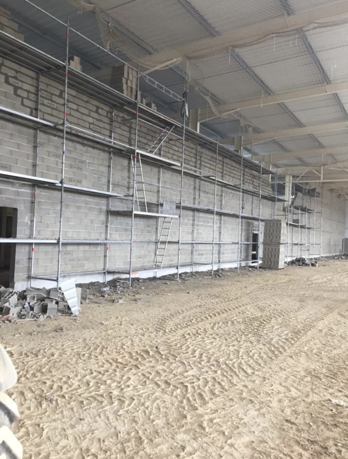 Maçonnerie d'un bâtiment avec échafaudage