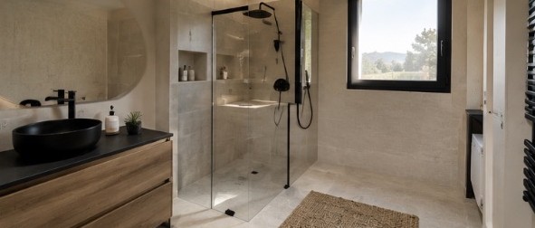 Salle d'eau avec douche à l'italienne et vasque noire