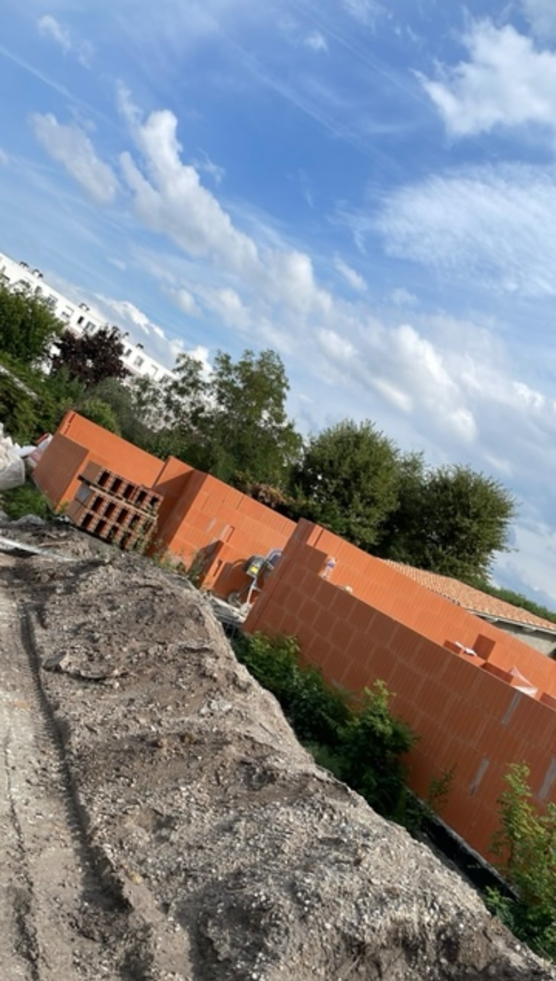 Murs en brique rouge montés sur un chantier de maison