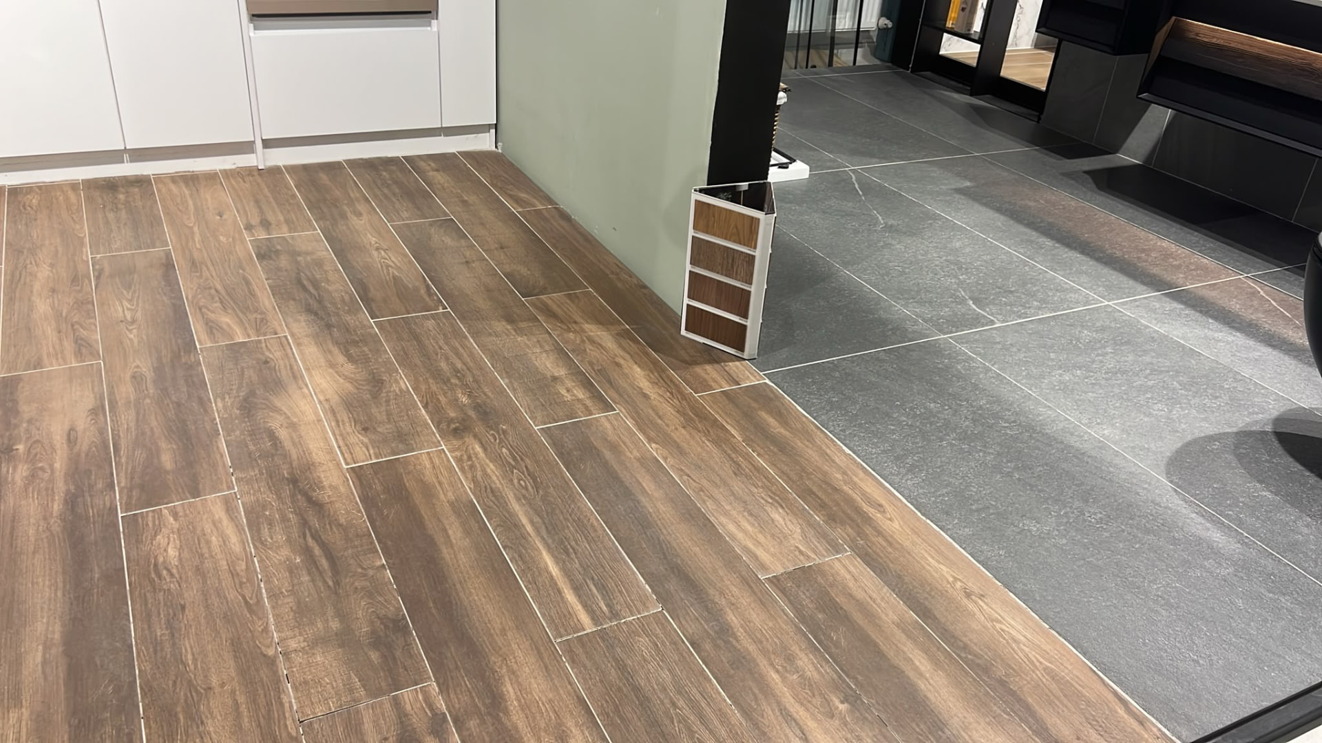 Carrelage effet parquet et dalle grise posés côte à côte