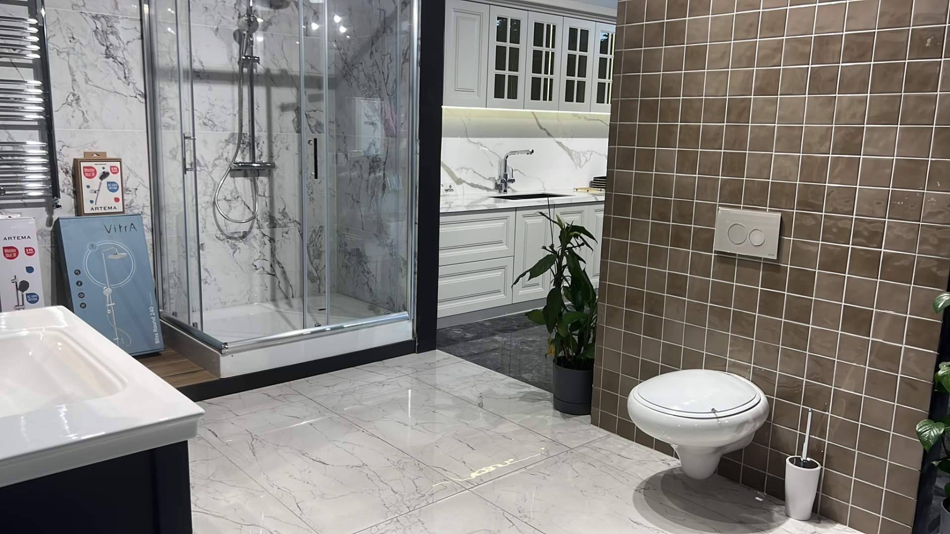 Douche et meuble vasque sur mur effet marbre gris avec tablier