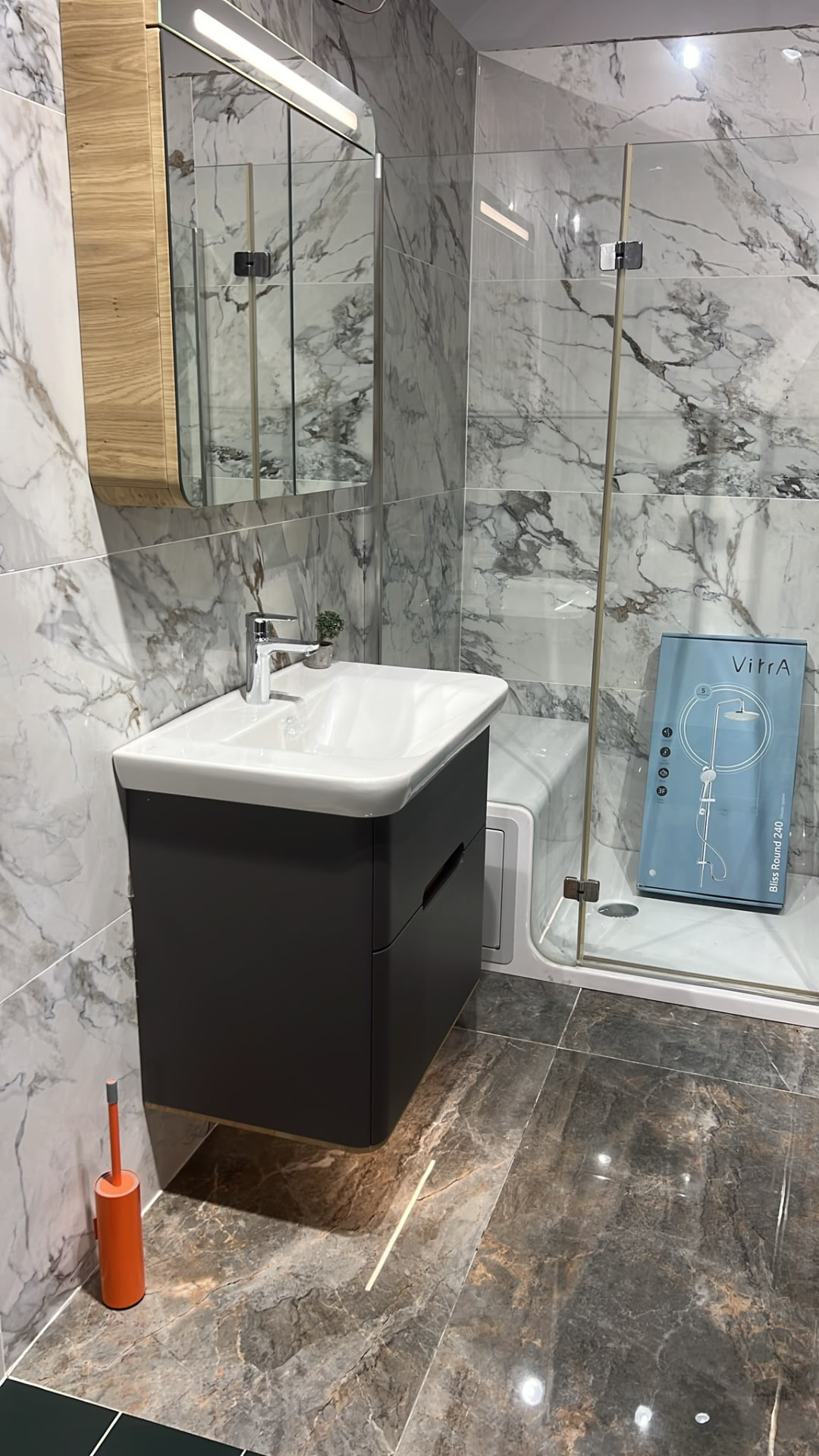 Meuble vasque anthracite et miroir chêne sur mur effet marbre