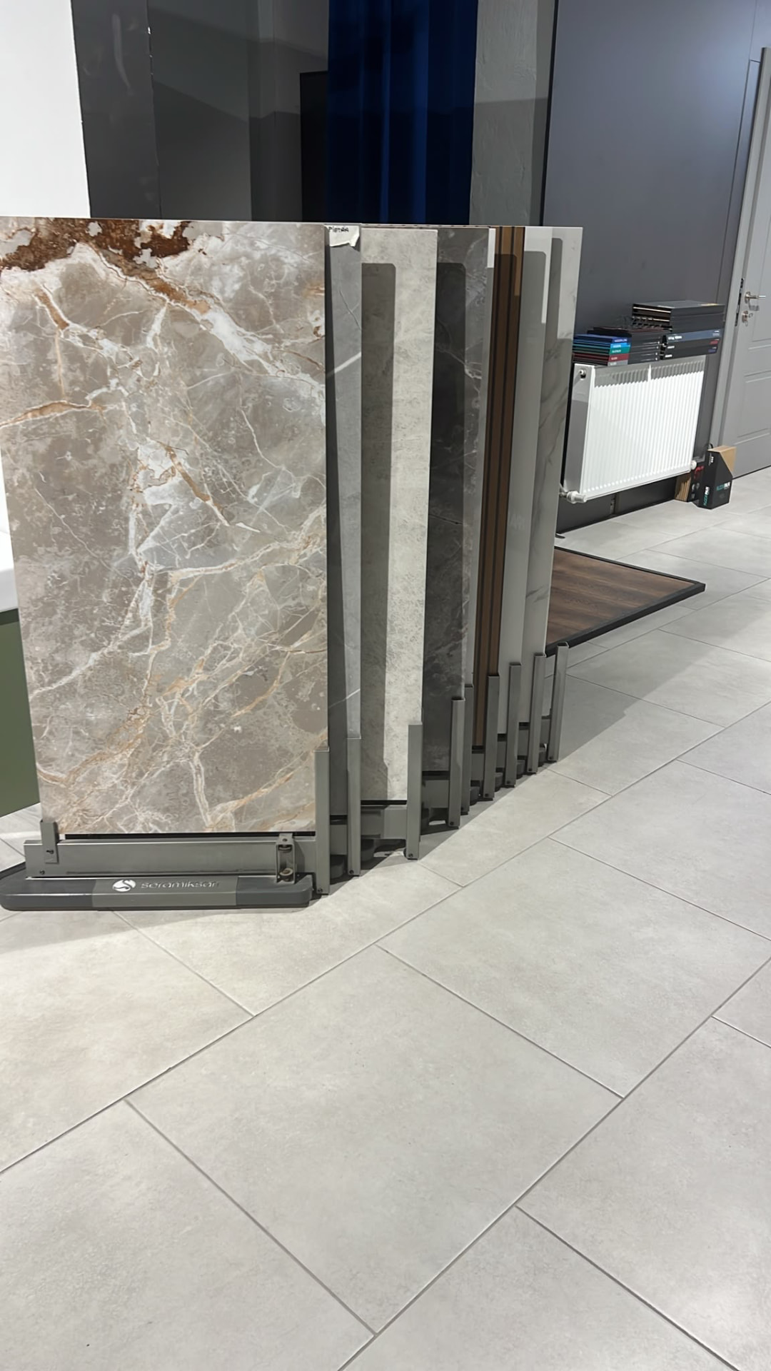 Dalle effet marbre taupe veiné doré en showroom