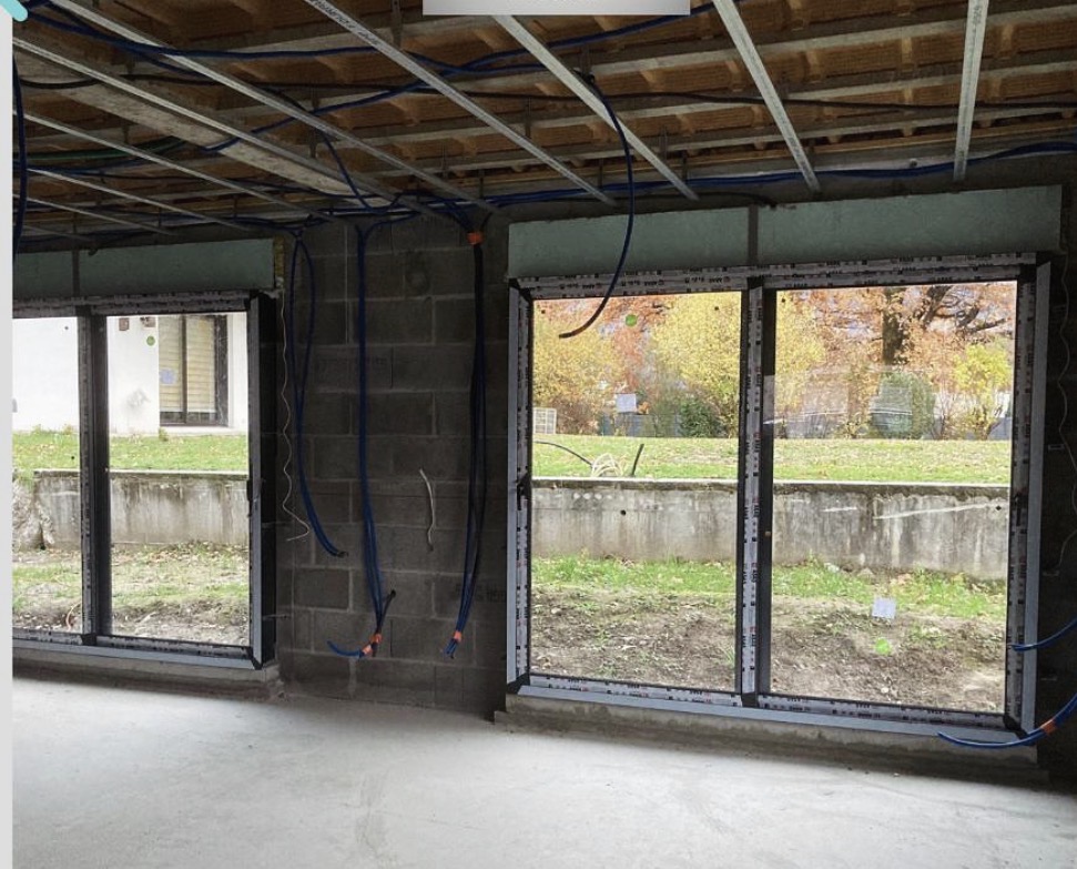 Pose de baies vitrées sur chantier en cours