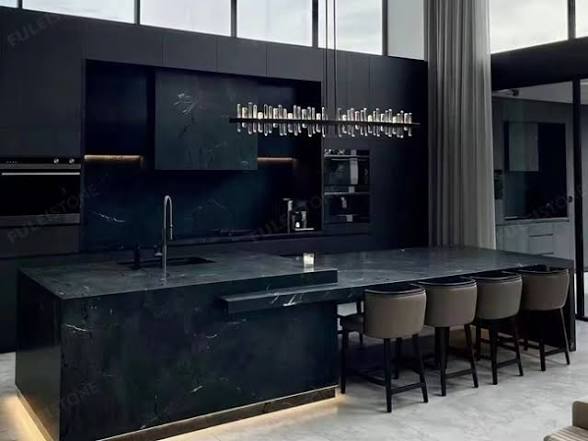 Cuisine noire mate avec grand îlot