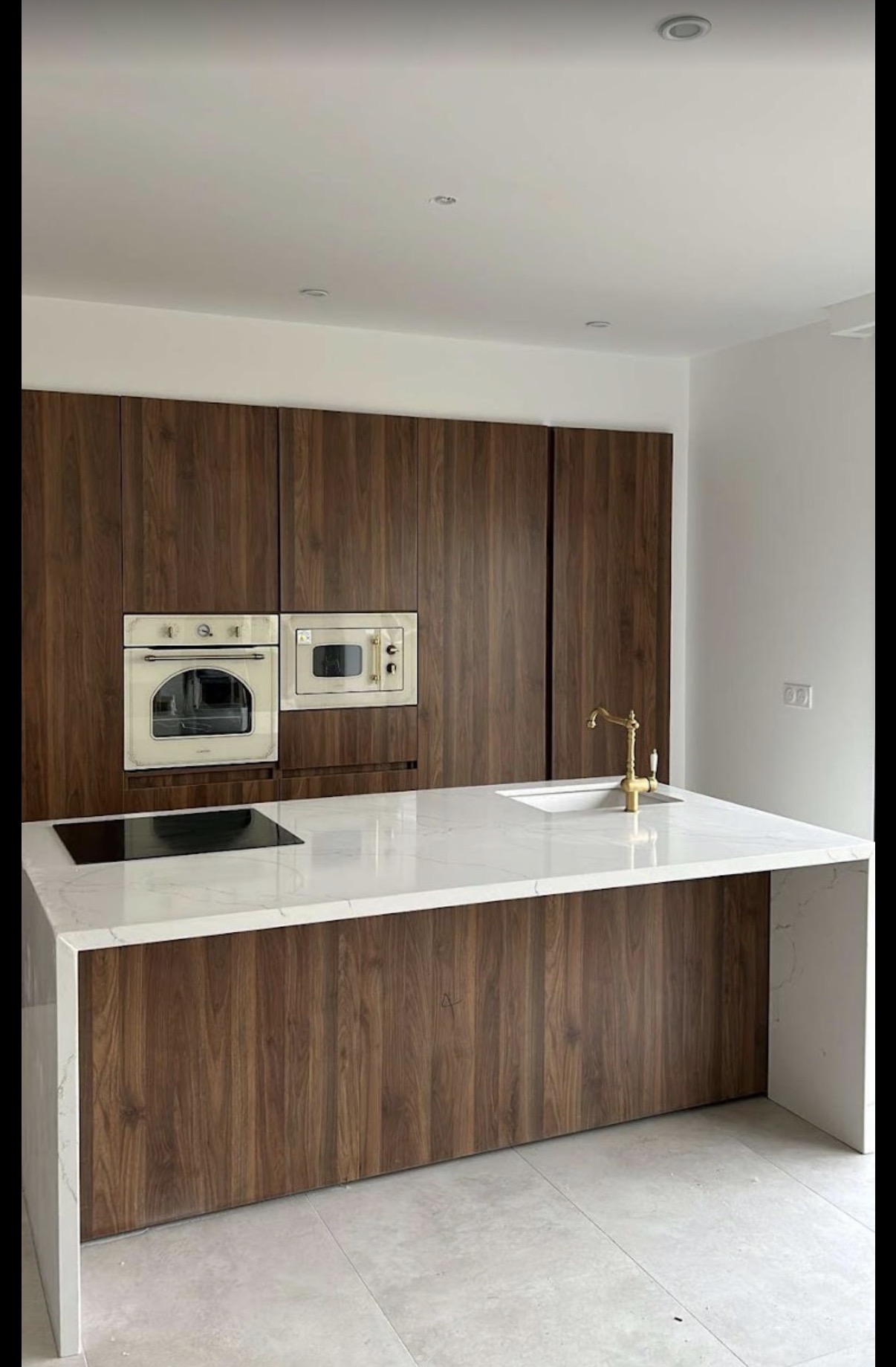Cuisine en noyer avec four vintage et marbre blanc
