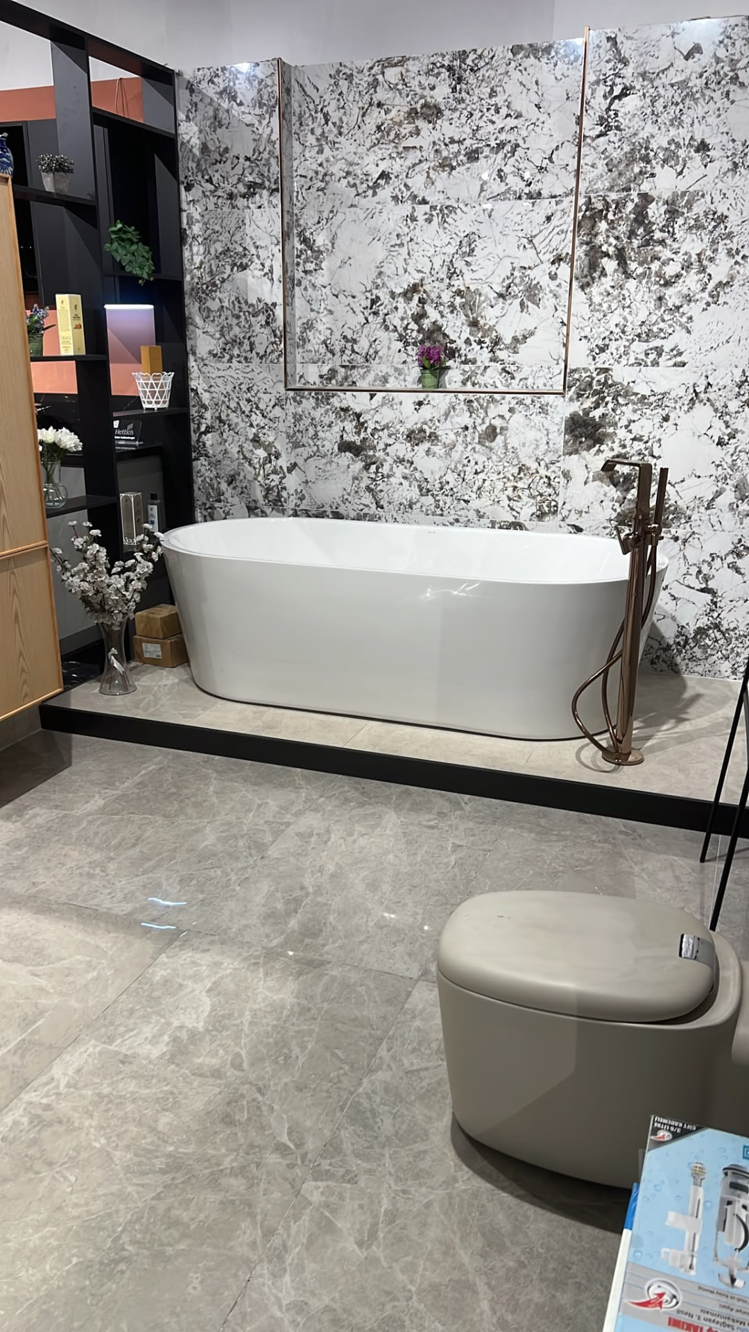 Baignoire îlot devant un mur effet marbre gris et blanc