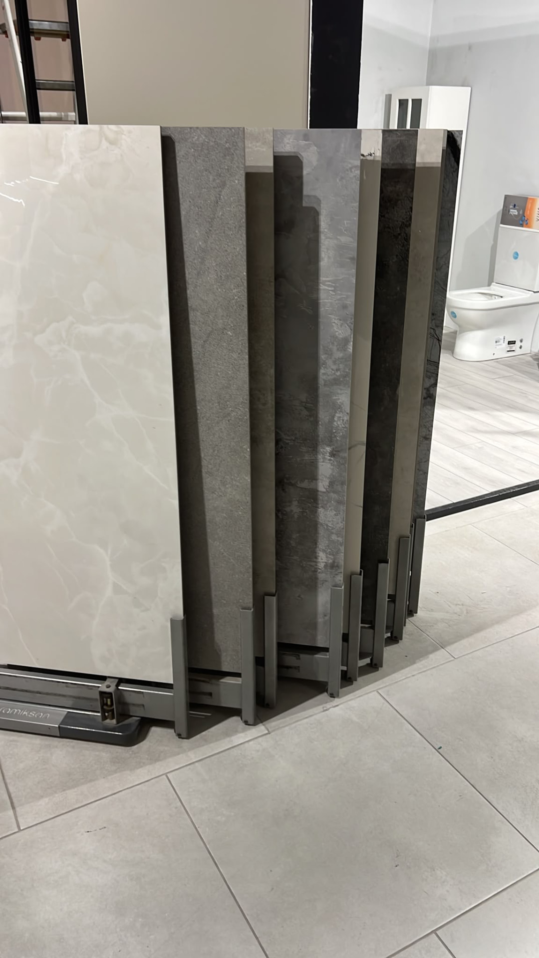 Sélection de dalles grand format gris et taupe sur présentoir