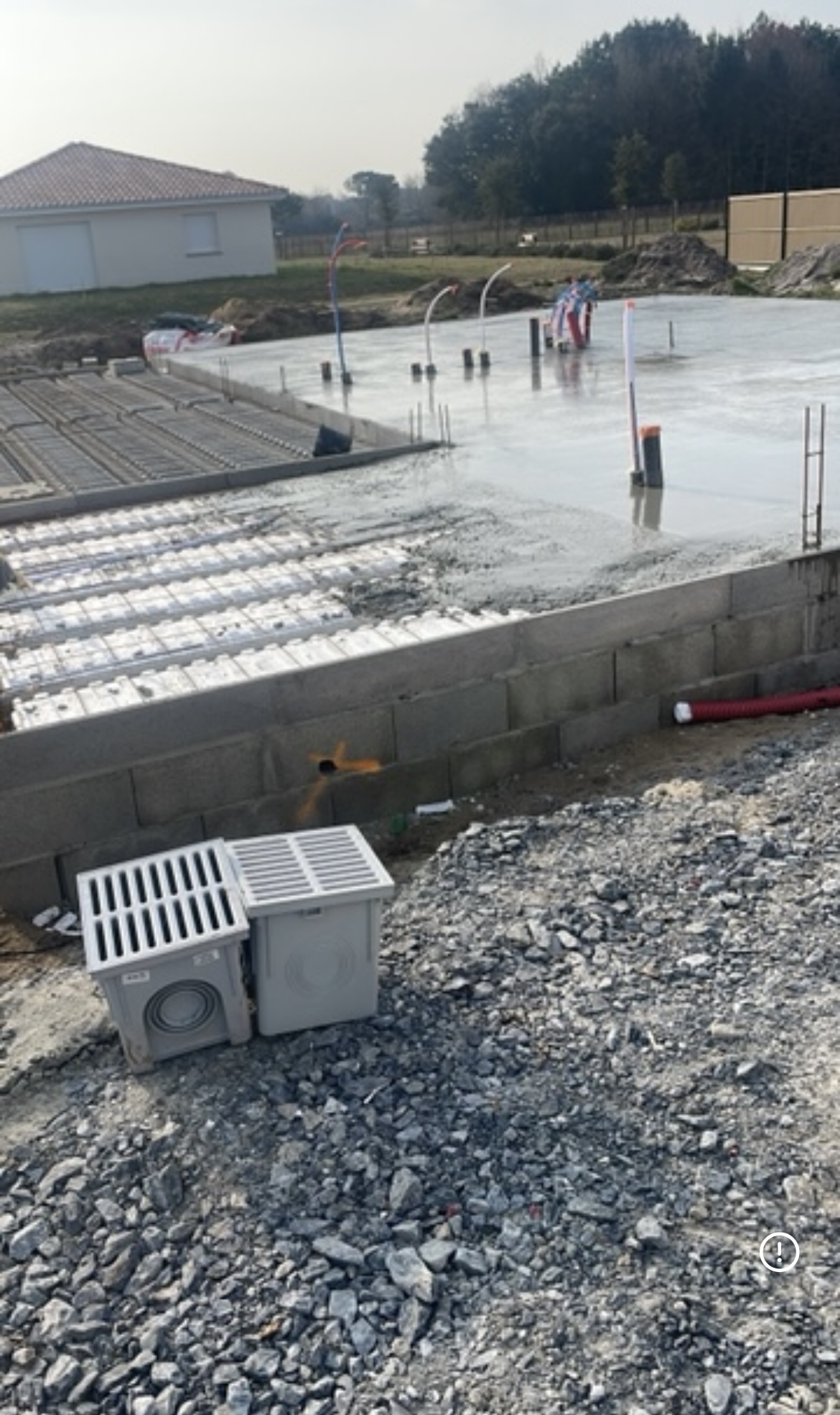 Coulage de la dalle béton avec chauffage au sol