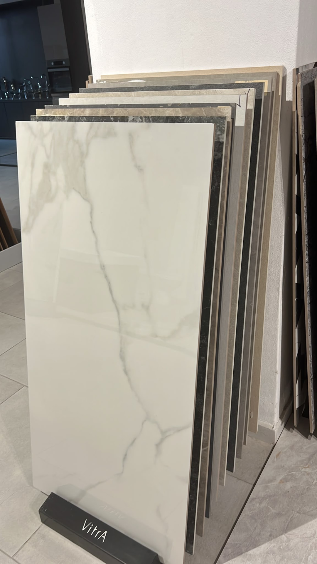 Dalle grand format effet marbre blanc Calacatta en showroom